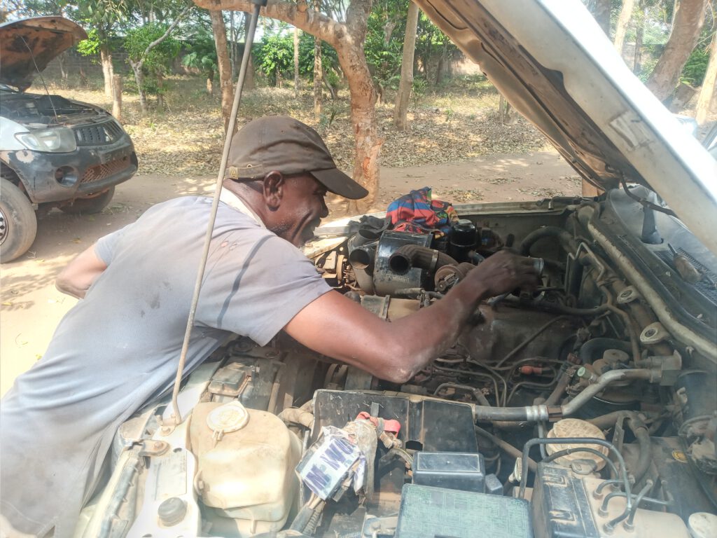 Sekou repariert das Auto