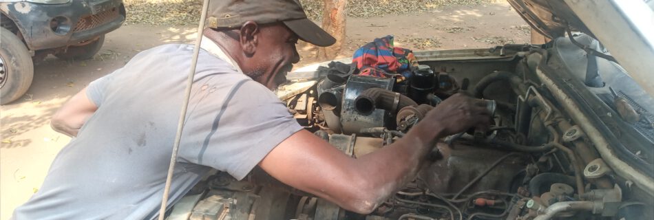 Sekou repariert das Auto